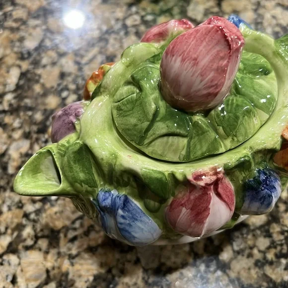 Tulips in a basket vintage ceramic teapot - Picture 2 of 7